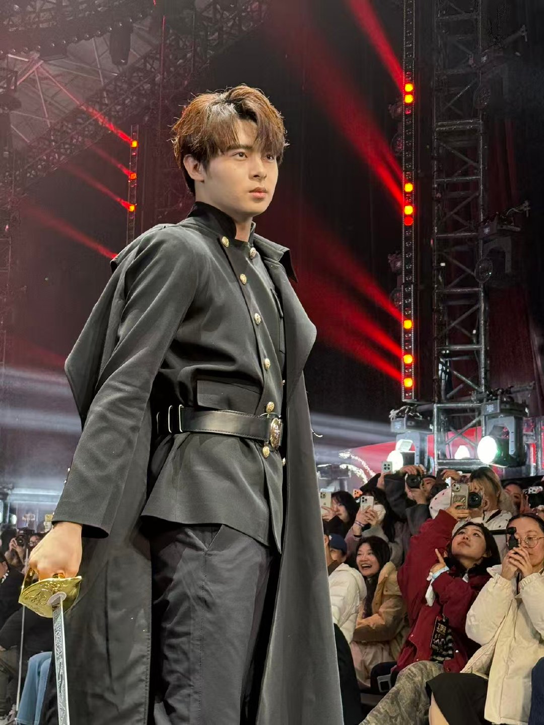 今夜，他是Paraboy，更是自己的加冕者。伞国国王Paraboy登场