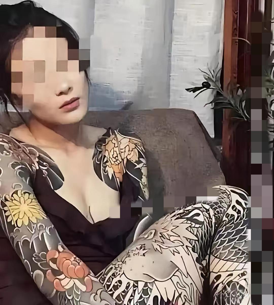 成都女子被闺蜜吹着“太好看”，

    花四万纹了通体纹身，

     转头