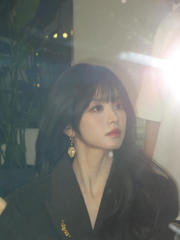 化身热血女高、托脸wink灵气十足——田曦薇。每日明星美图分享 另外这是发生了什