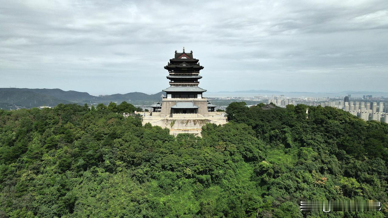 仁皇山位于浙江省湖州市北面的太湖度假区，山似巨凤，羽翰青翠，龙飞凤舞，原名“凤凰