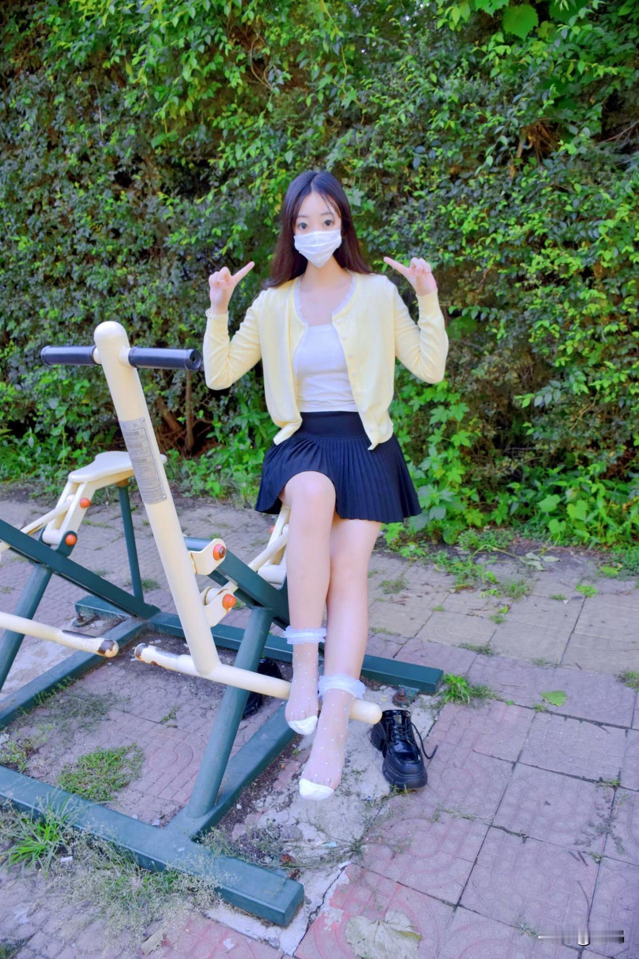 青春洋溢的校园风总能勾起人无尽的回忆。想象一下，少女坐在秋千上，俏皮地歪着头，伸