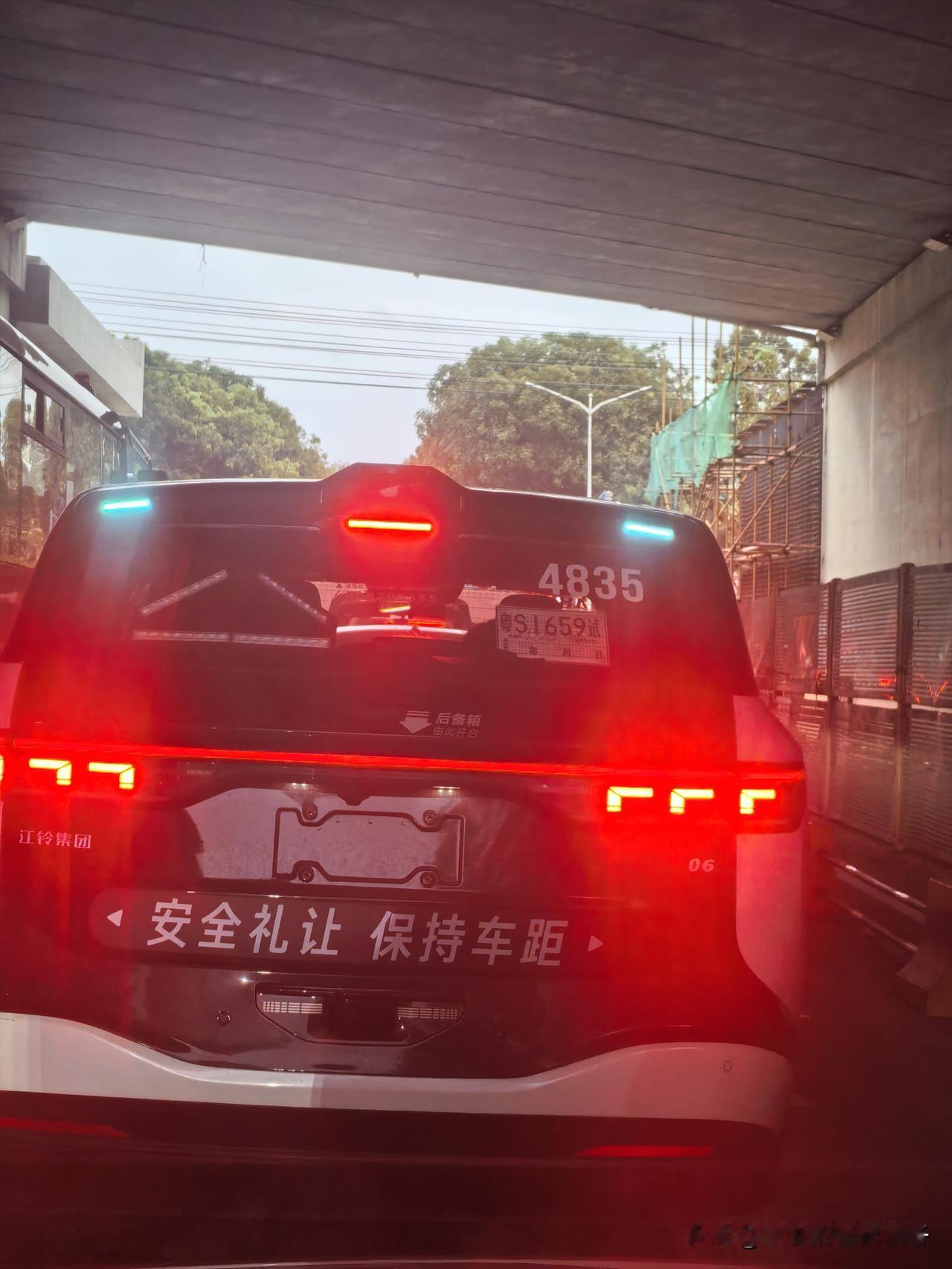 3月31日晚，武汉市正在运行中的萝卜快跑出租车因系统问题集体趴窝，导致了一系列的