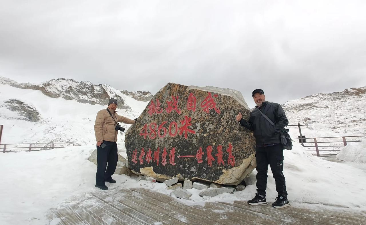 四川阿坝、达古冰川旅游：
   达古冰川位于四川省阿坝藏族羌族自治州黑水县芦花镇