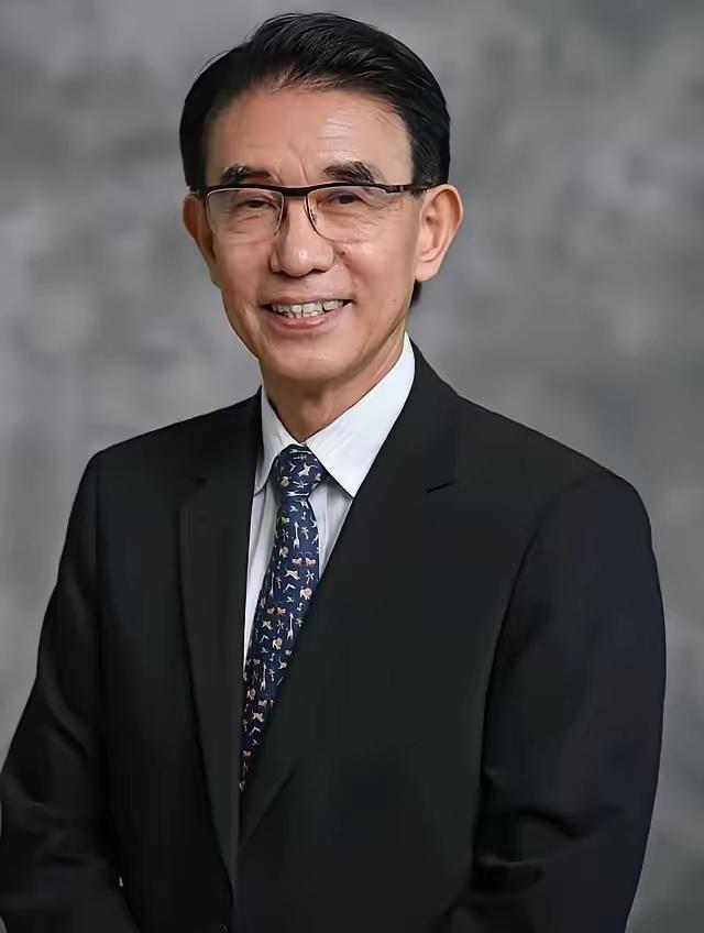 美国最怕的事情发生了！81岁国产芯片设备巨头中微公司董事长尹志尧，放弃美国籍，恢