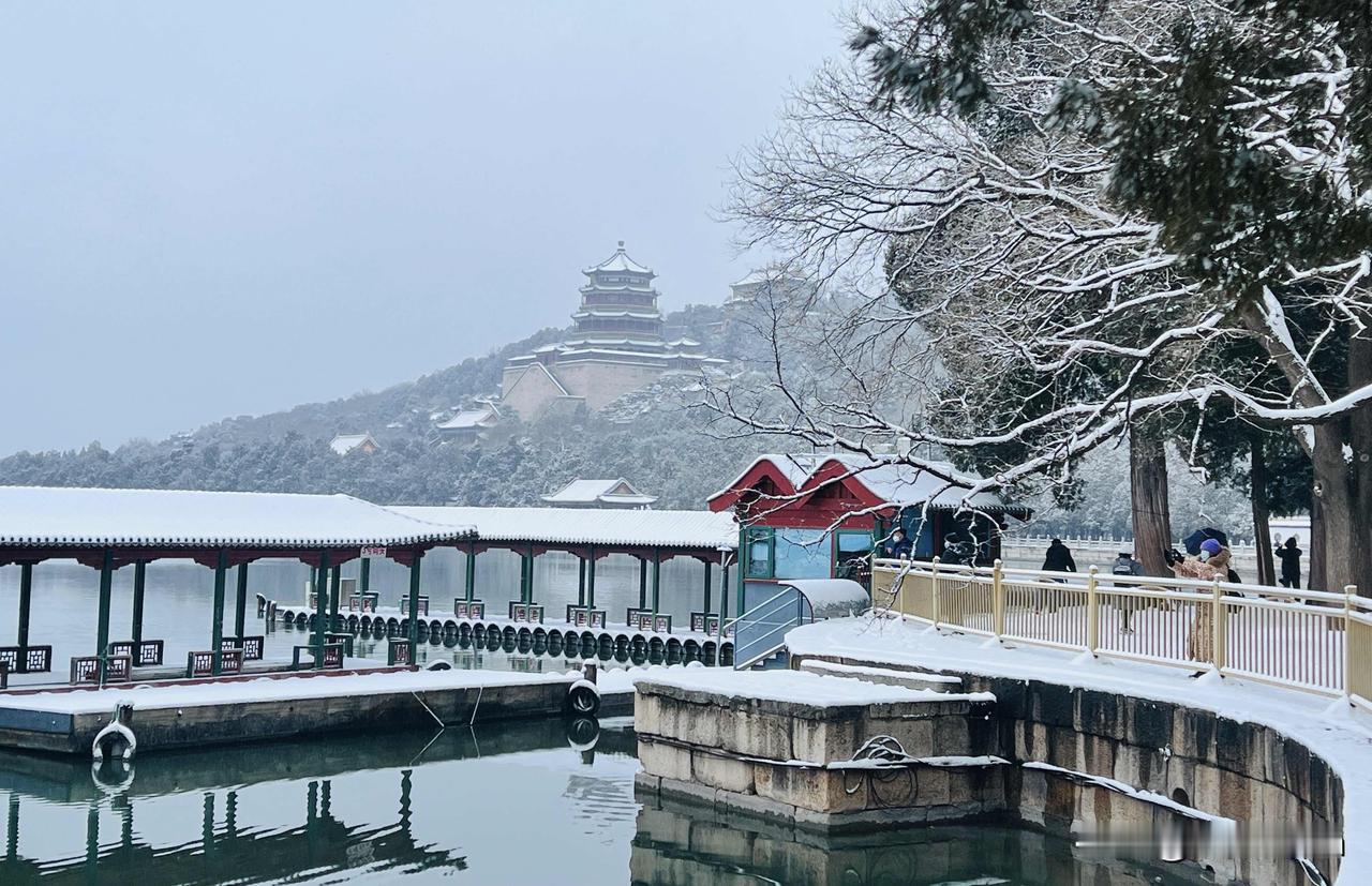颐和园的初雪❄️
初雪我都等到了，唯独没等到你一起看雪❄️！曾经你说过要和我一起