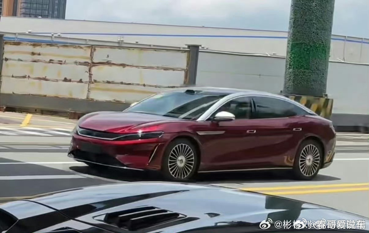 双拼色比亚迪实车曝光主色用中国红这种漆面，饱和度是真高，同色车顶/后视镜的一体化