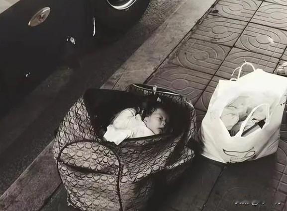 女子捡回聋哑男婴，丈夫黑着脸，怒拍桌子：“有我没他，有他没我！”女子咬牙一个人养