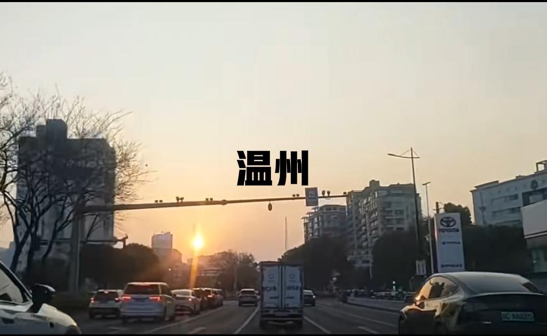 下班回家的路上，偶然抬头，便与一场绝美的夕阳撞个满怀。
 
橘红色的霞光铺满天际