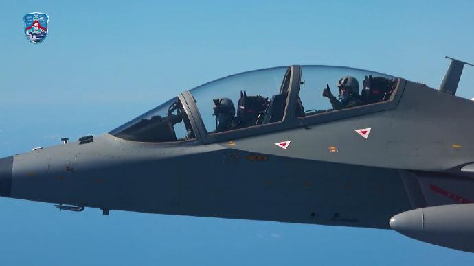 近日，菲律宾派出三架无武装侦察机，非法闯入我国黄岩岛空域试探挑衅。对此，我军直接