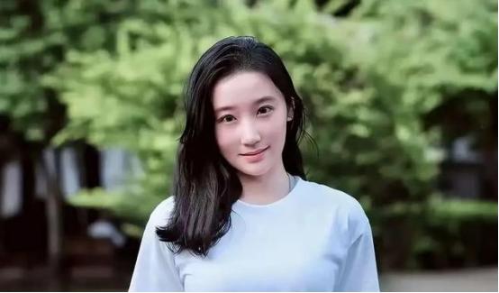 郑丽文率国民党 14 人代表团访陆，团队里最受关注的莫过于 30 岁的国际事务部