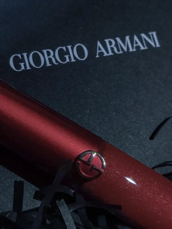 F1作为顶级赛车运动，跨界合作那叫一个丰富。和时尚界，F1与阿玛尼联名推出过赛车