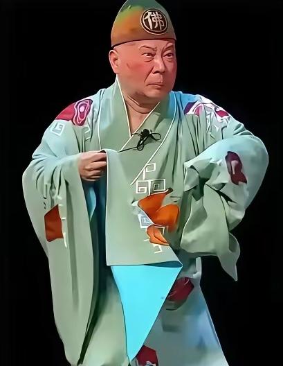 德云社年收入8.6亿，
占全国相声市场80%，
有一千多名员工。
这比东来哥的1