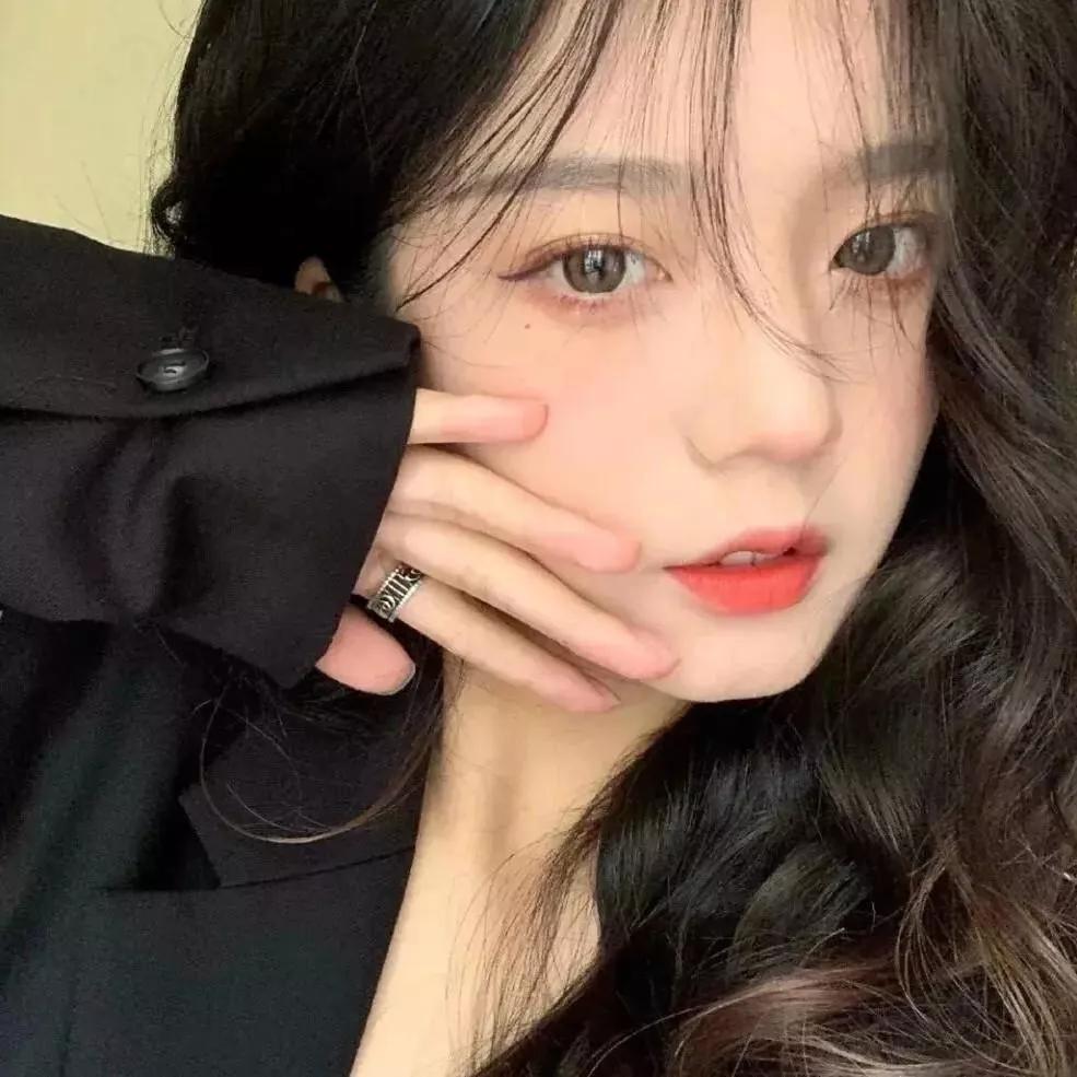 低调的黑色外套，温柔的暖光，优雅的妆容，尽显气质！黑色系衣服穿搭 黑西装女外套 