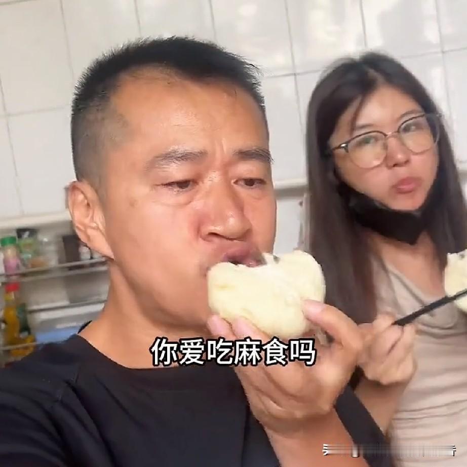 李嘉明的竖屏短剧杀青后，他和小月月购置了一些礼品前往姐姐家。他说长姐如母，自妈妈