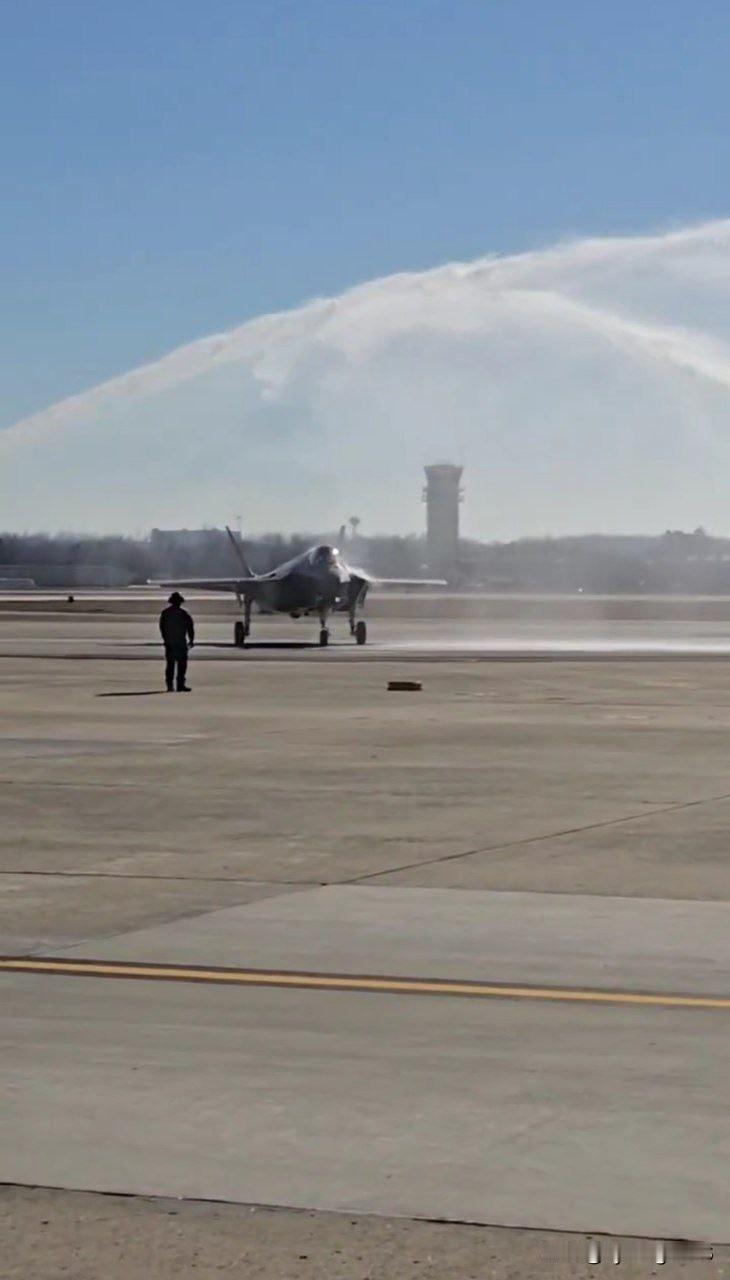 ✈️🇫🇮🇺🇸 芬兰空军首架F-35A战斗机抵达阿肯色州埃宾空军基地，开始