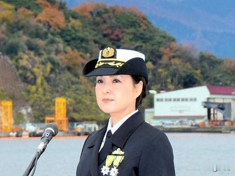 日本“有史以来”首位神盾舰女舰长，大谷三穗！

她从普通军官爬到日本海自顶级战舰