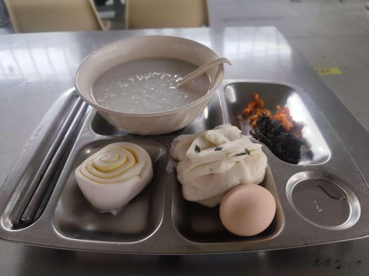 这样的早餐2元，合不合算？
公司食堂提供一日三餐，早餐2元，午餐、晚餐上班免费，