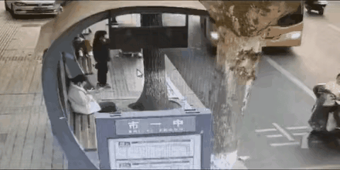 命运之神往往就这样子降临了，公交站台上这两个人的生与死在她们身影交错之际突然转换