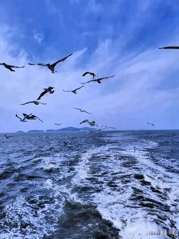 上联:风扑雪影梅香远
下联:浪卷涛声海气深
横批:壮怀逸兴