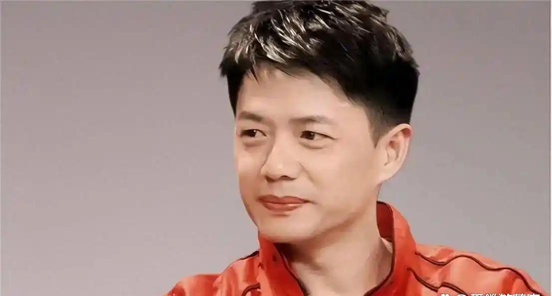段奕宏和妻子结婚十几年没要孩子，只因妻子怕疼。当初不少人看不懂，现在才懂这有多难