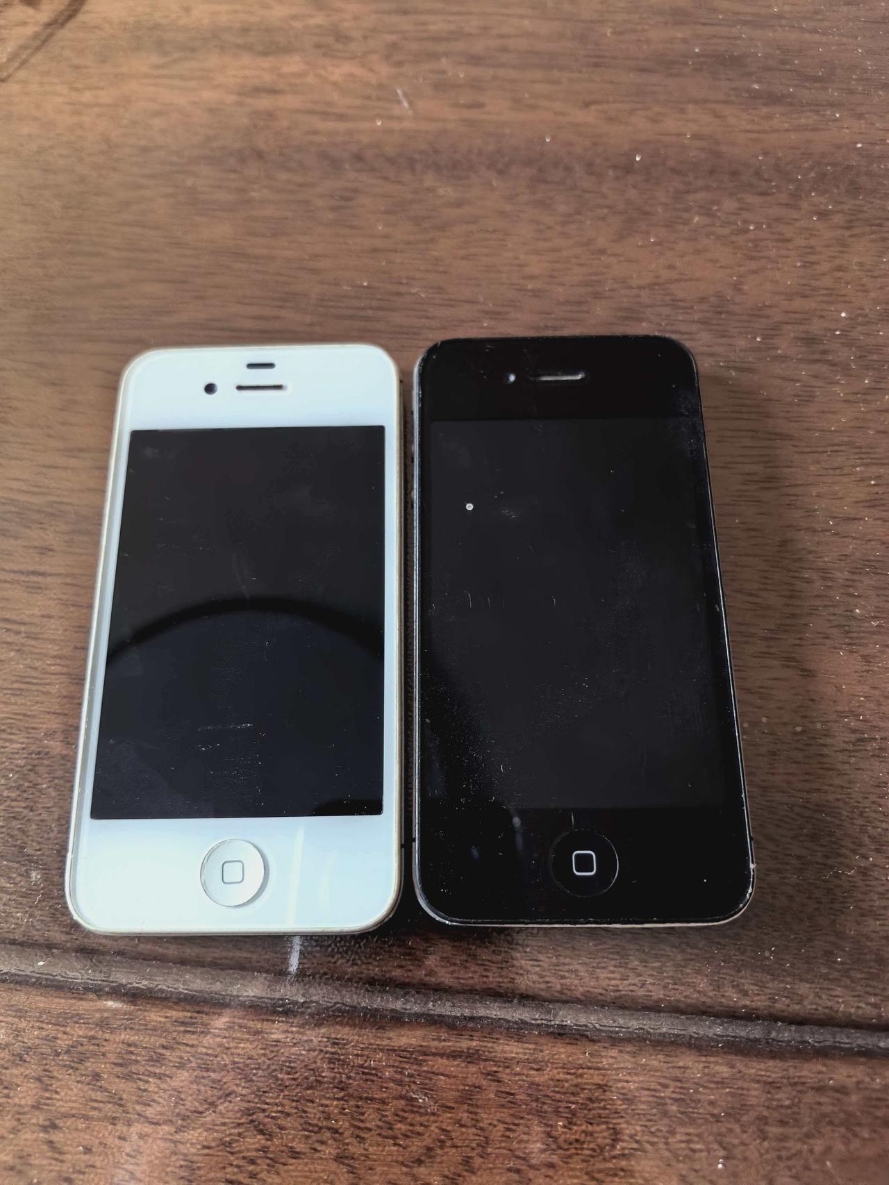 确实是翻箱倒柜地找出了这款珍藏已久的旧手机，黑白两部
找有缘人