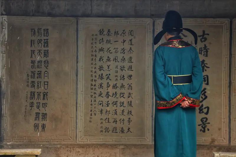 南宋官员吴泳写的这首诗很有意思：青袍朝士走红尘，公独纫兰结佩绅。不事王侯嫌炙手，