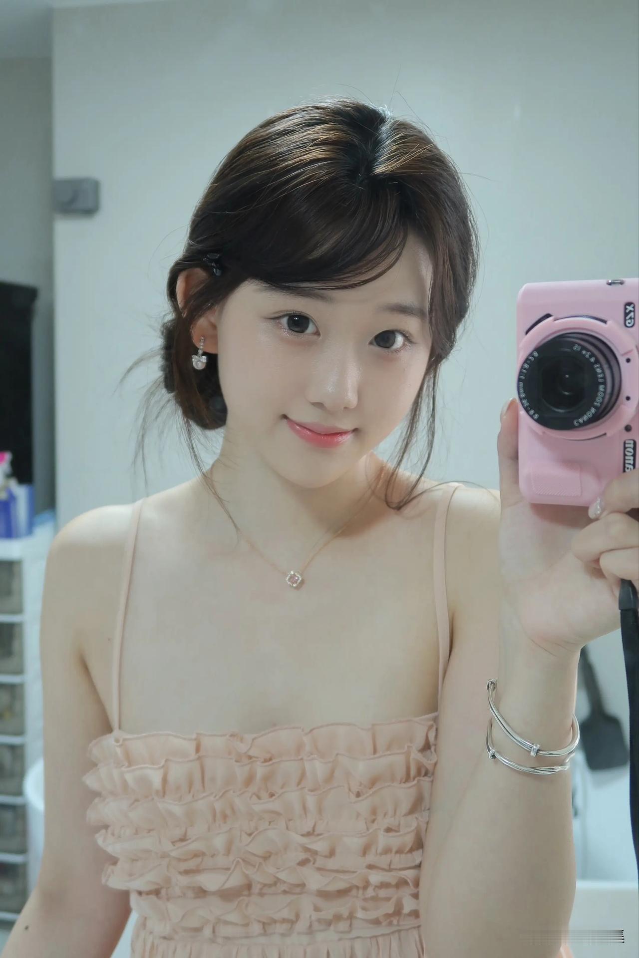 甜美自拍，粉色相机，少女心满满！💖✨
