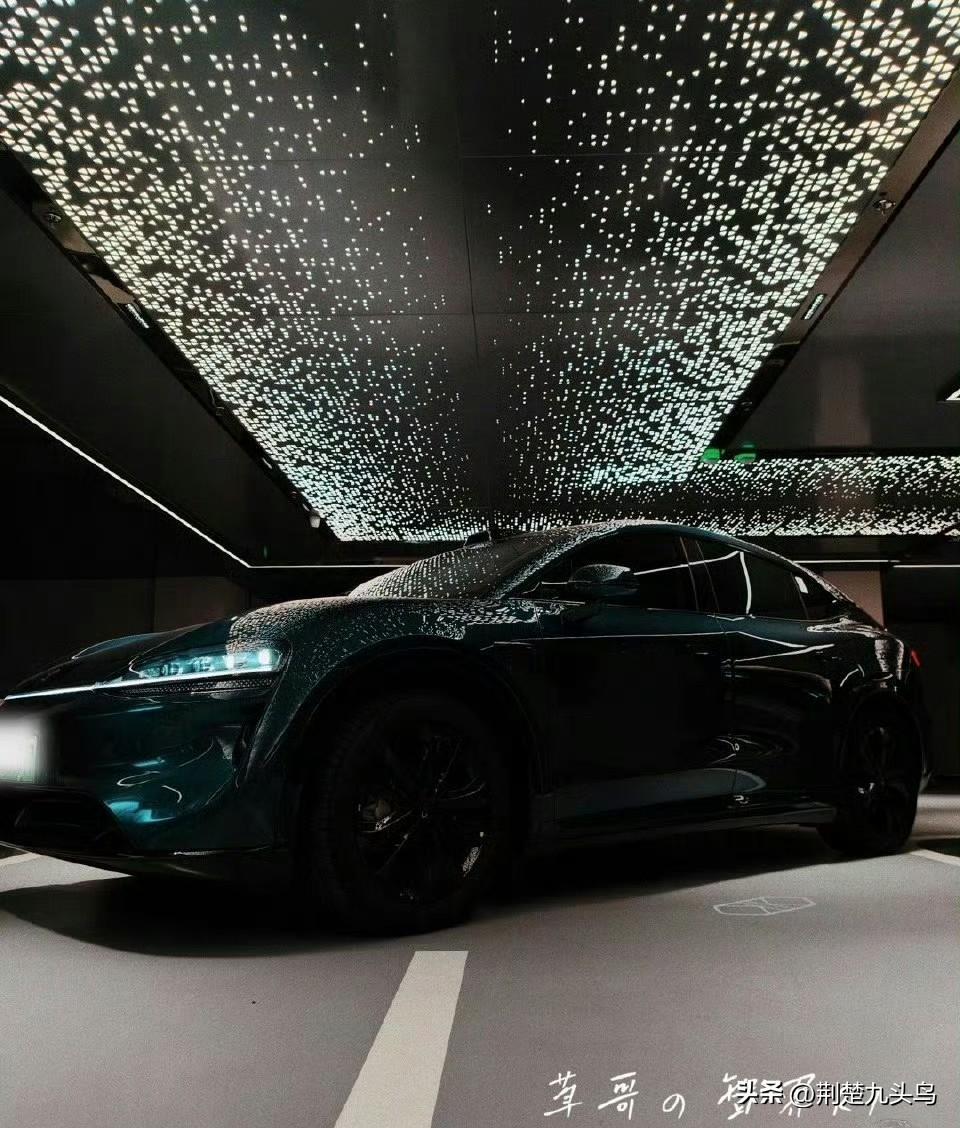 出来逛逛，路过小米

有点不太像昨天刚发了新一代SU7的样子

24年第一代SU