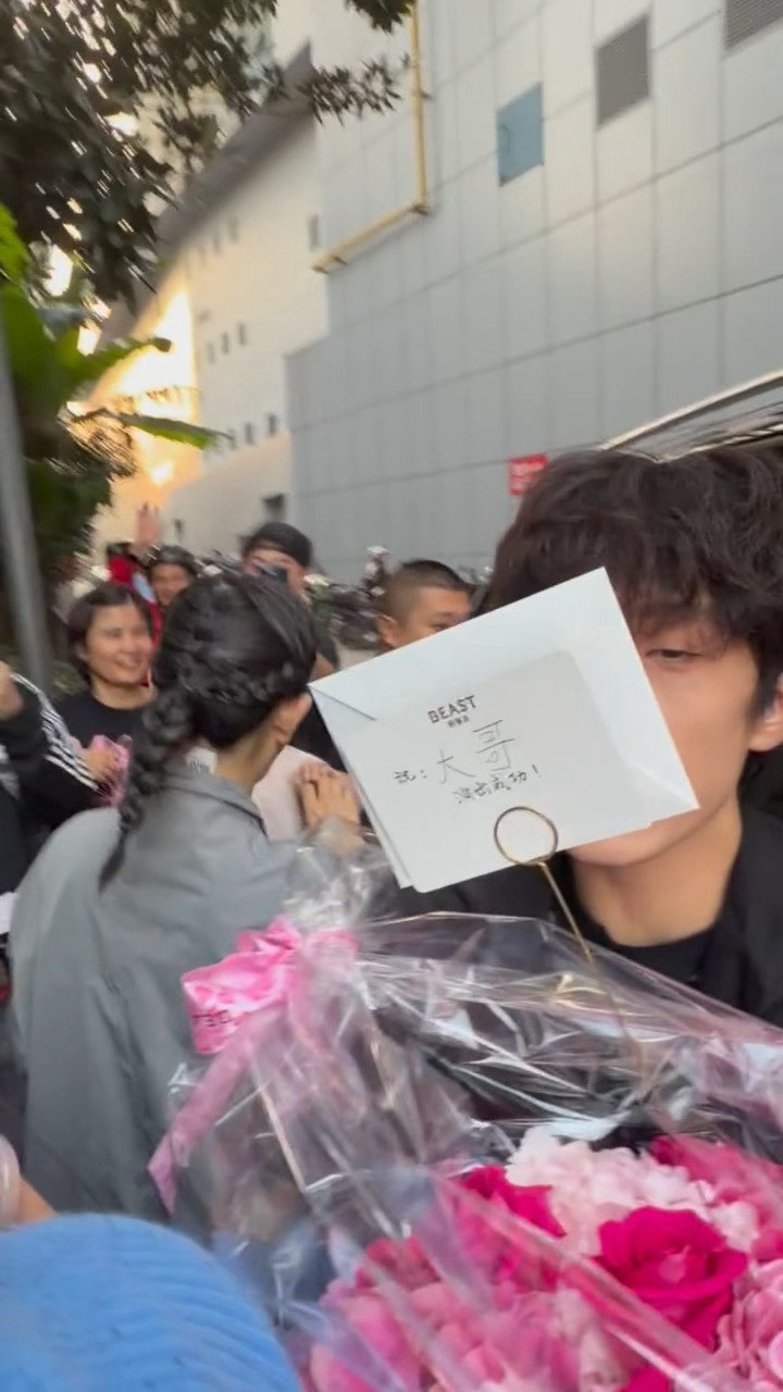 赵丽颖给谢娜话剧送花篮赵丽颖送谢娜话剧花篮 哦莫莫 ​​​