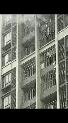 面对火灾的致命威胁，女子众目睽睽下一丝不挂逃生，
性命攸关时刻，难道还有什么比生