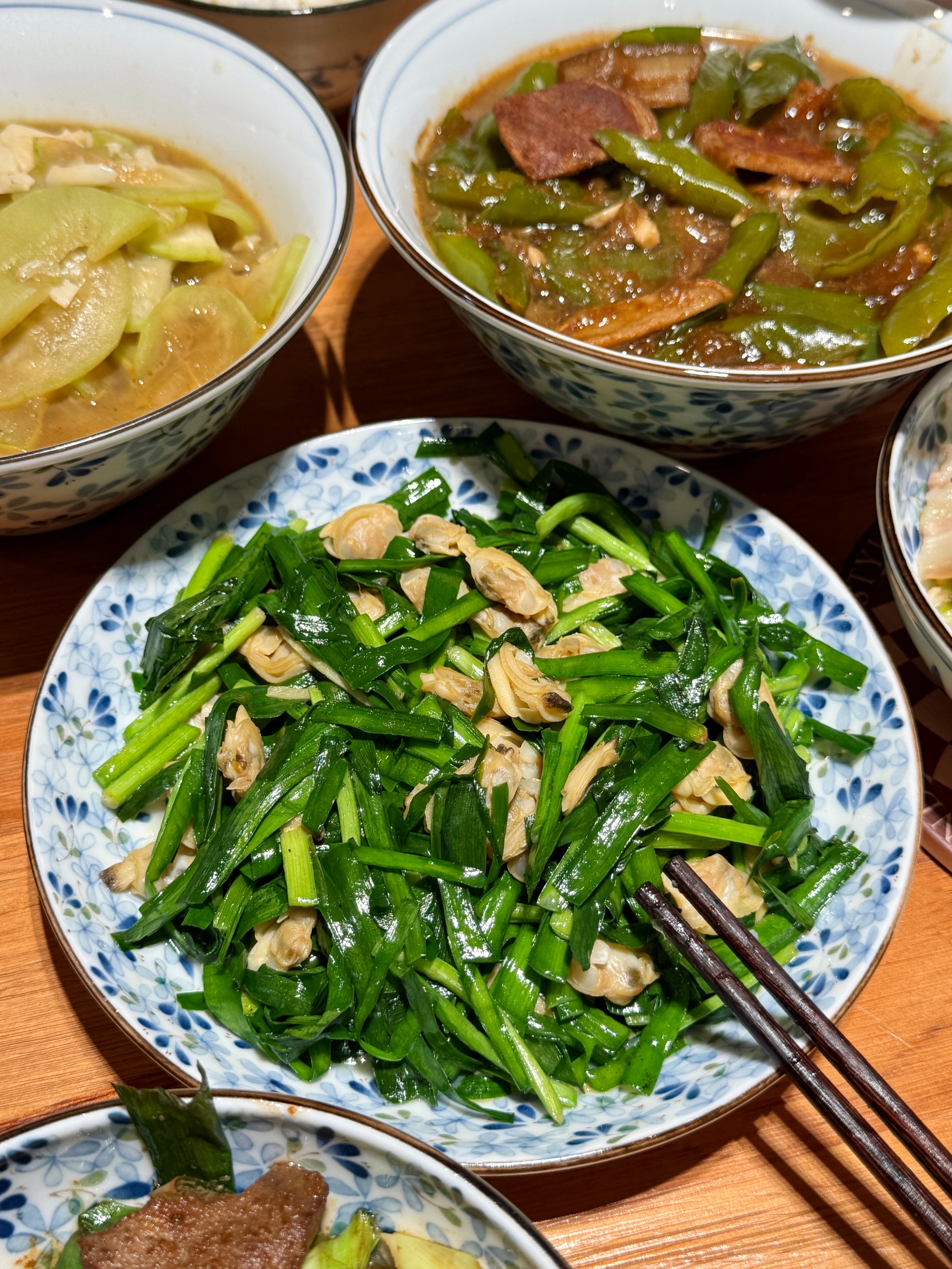 昨天打包回来的🦞还没吃完钓鱼佬又烧了一桌开饭开饭