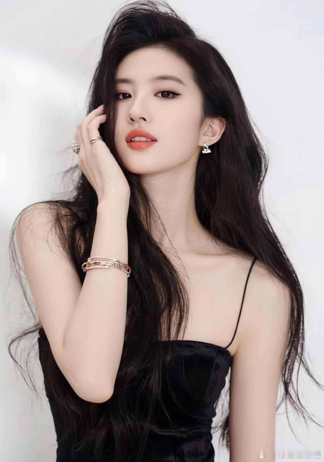 刘亦菲幼儿园就是高颅顶刘亦菲真的是神颜来的，从小美到大，这就是原生脸的魅力嘛，美