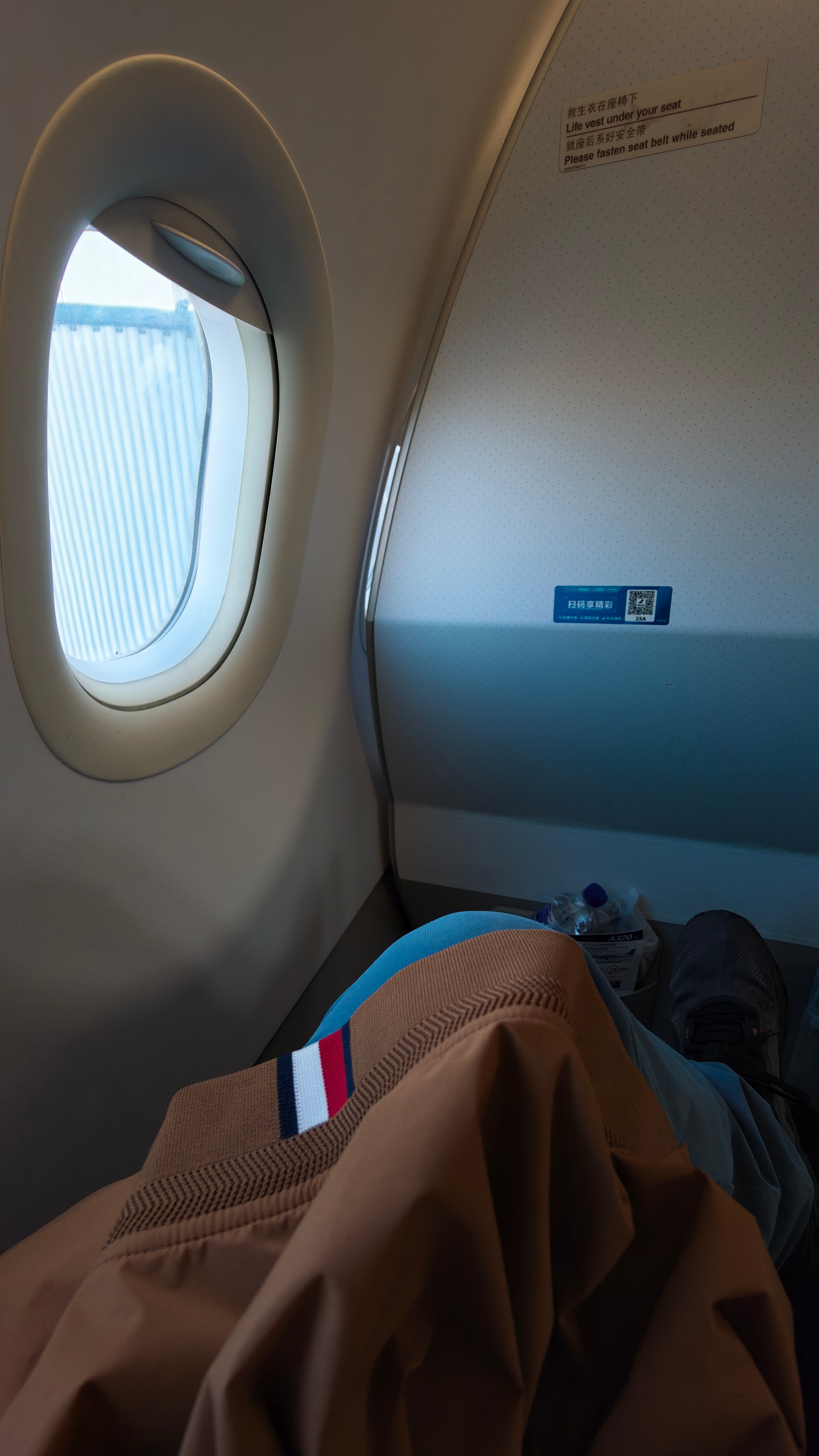运气不错，南航给安排了明珠经济舱第一排，又得和空姐面对面了昨晚游泳感觉有点着凉，