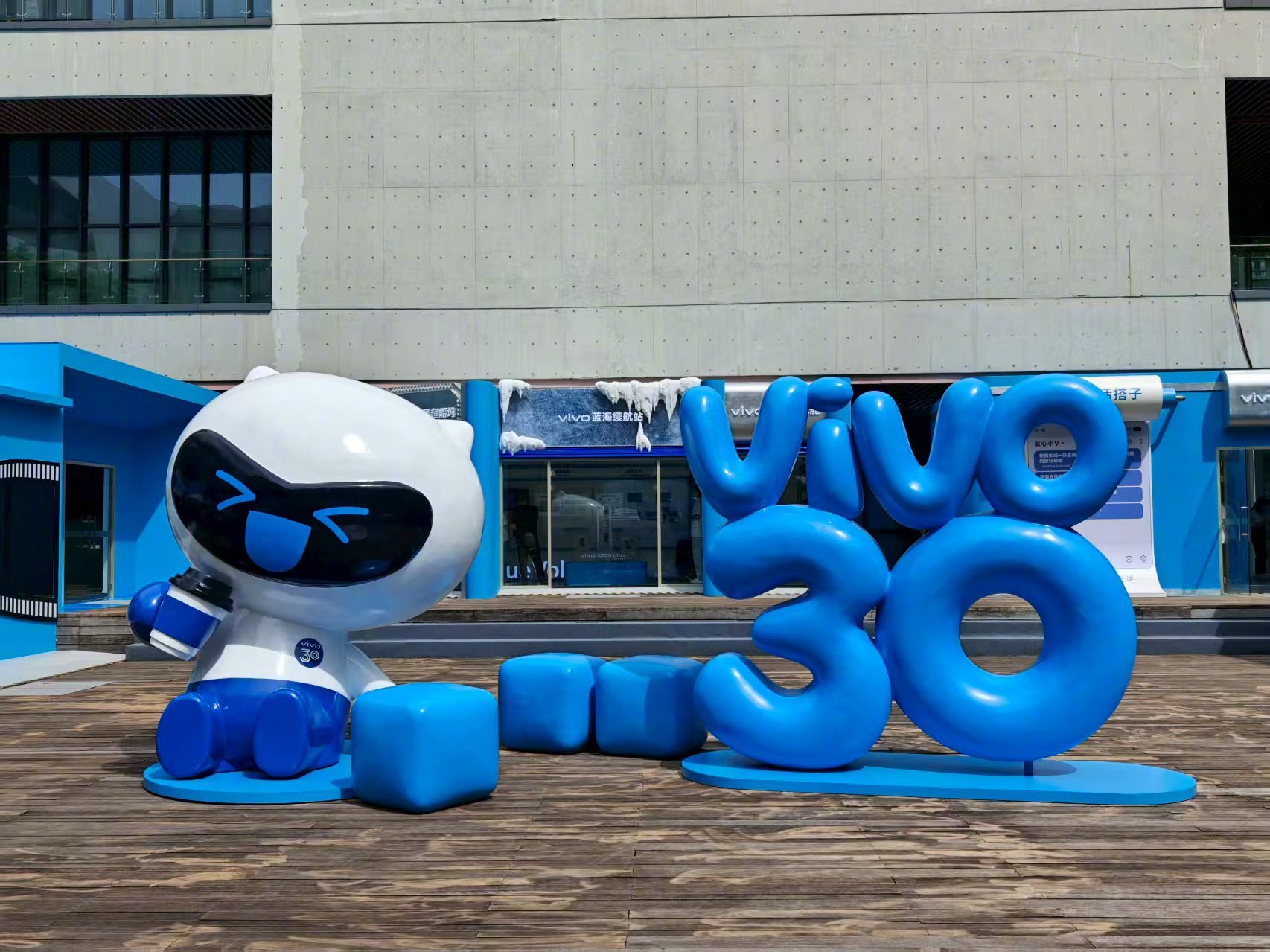 今天提前来参观了 vivo 总部，完整回顾了这家品牌三十年的发展历程。从最早的步