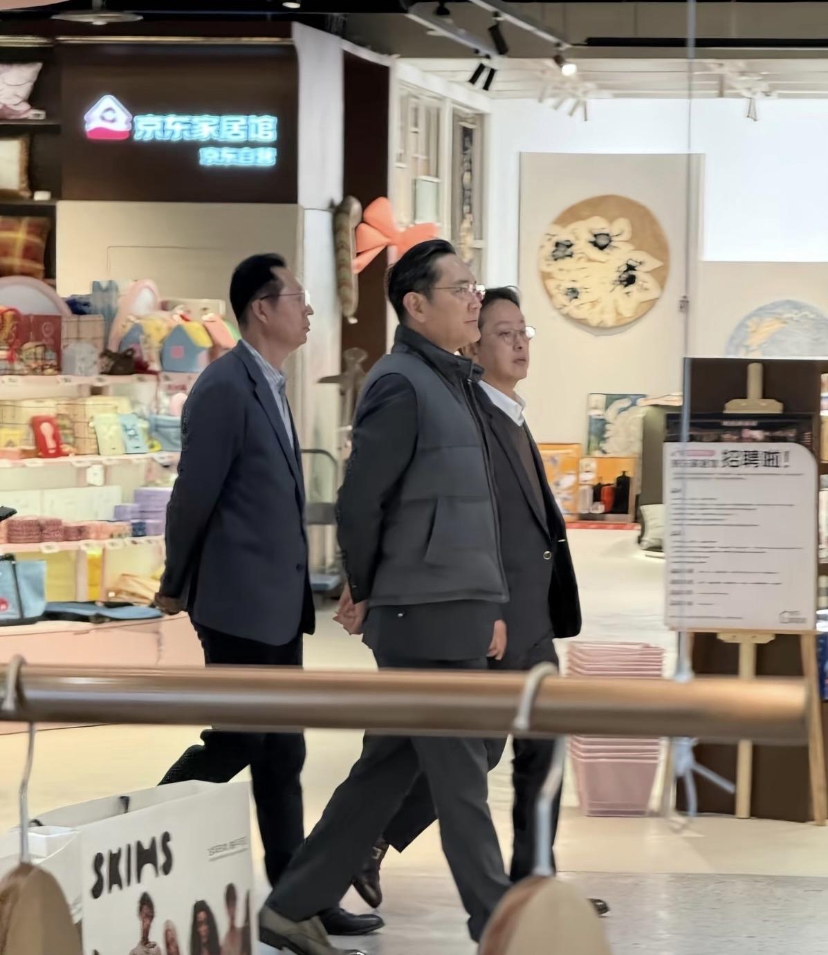 谁说La­b­u­bu没人买？三星会长买了100个！
这几天的热搜上全是La­b