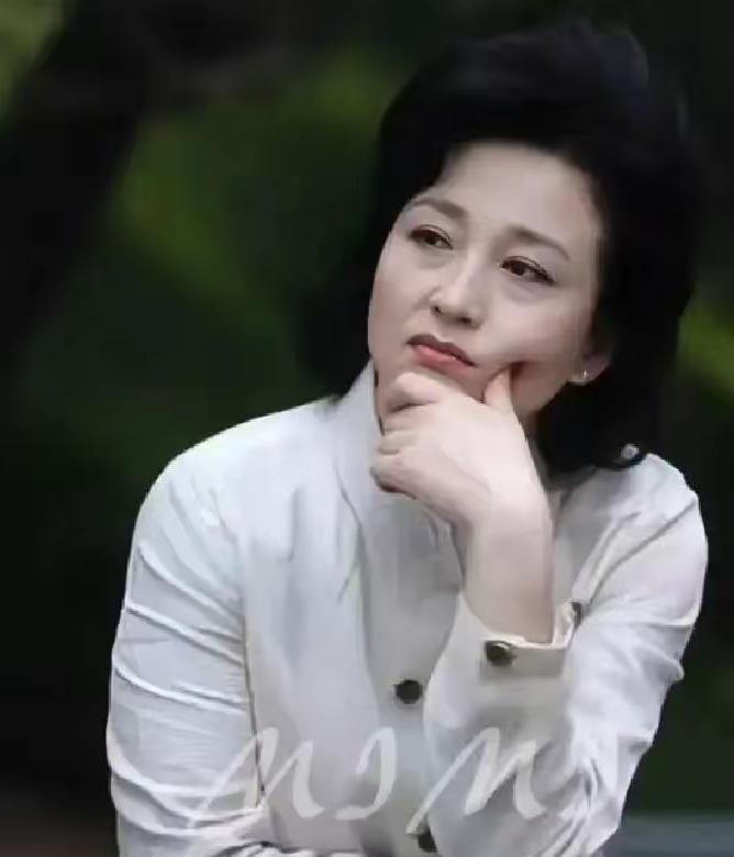 微头条爆款文案（百字内）
 
堪称全球最美银发女神！如今已经75岁，完全看不出古