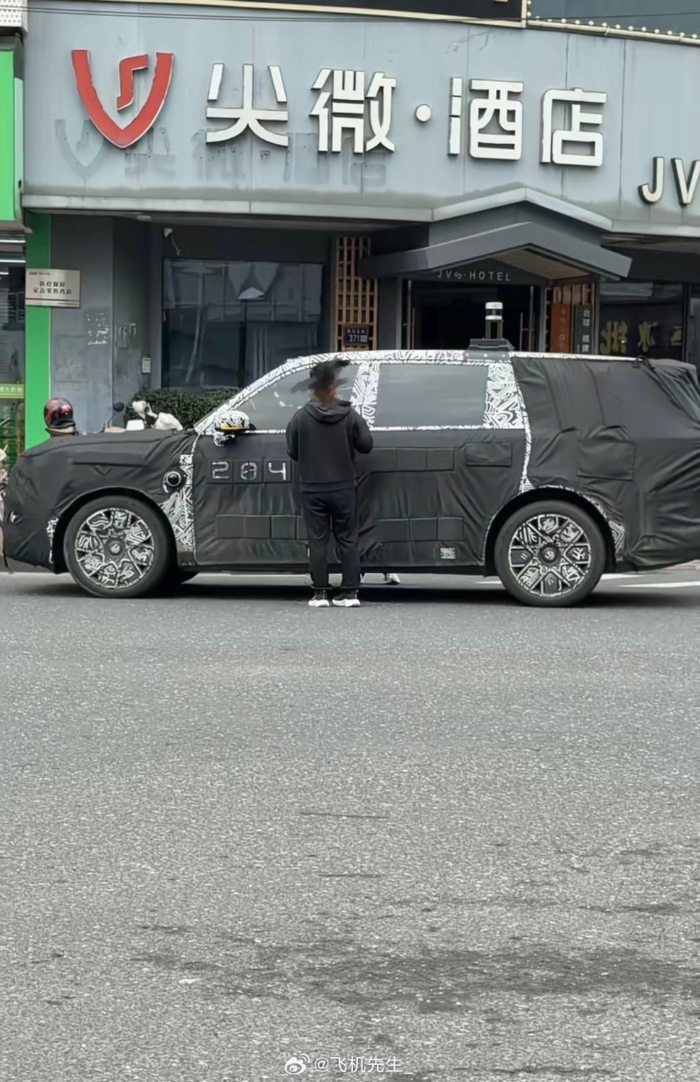 小米 YU9 的门把手曝光，和新款 SU7 同款的半隐藏式门把手，应该也带机械。