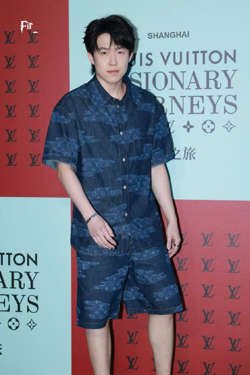 王楚钦亮相LV大秀小伙子端的是非常标致…… ​​​