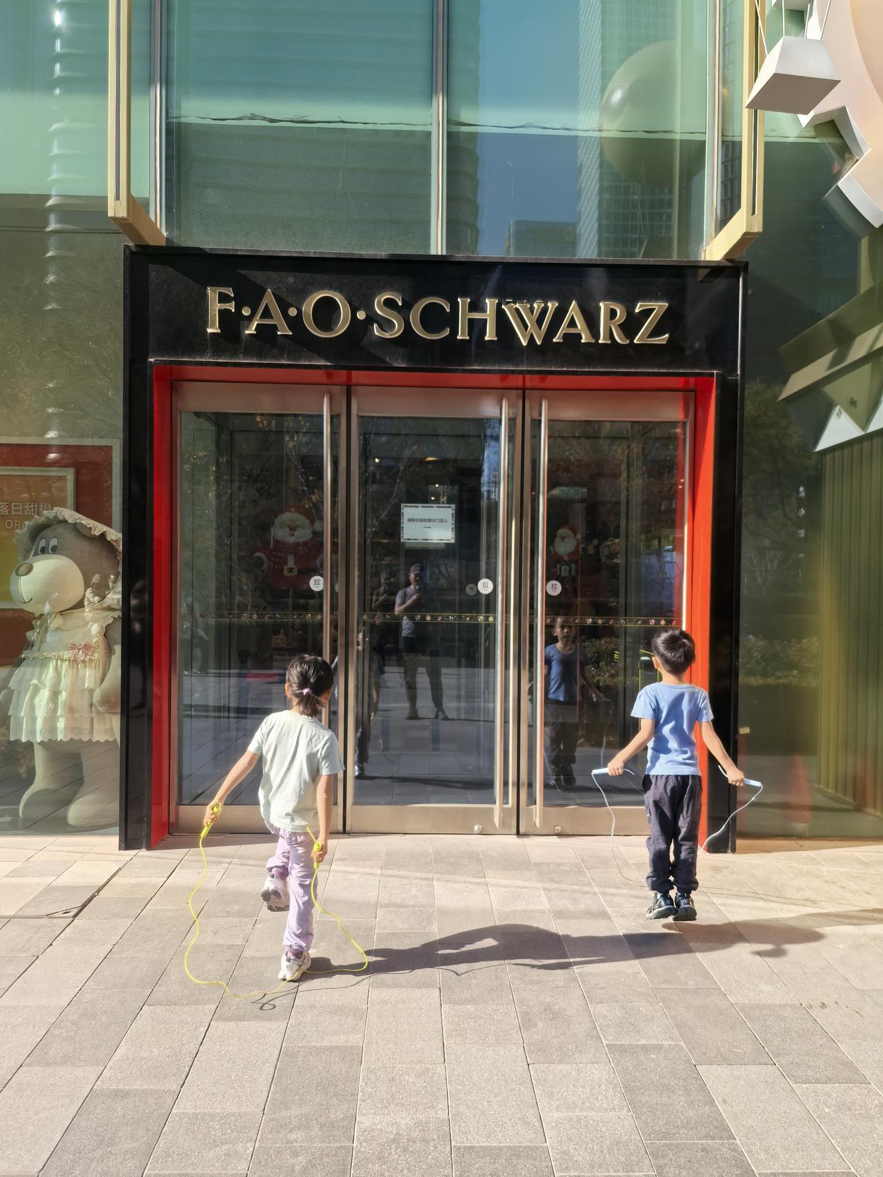 这都已经11月22日了，马上要进入12月份了，清明万里之下的北京仍暖洋洋的。
 