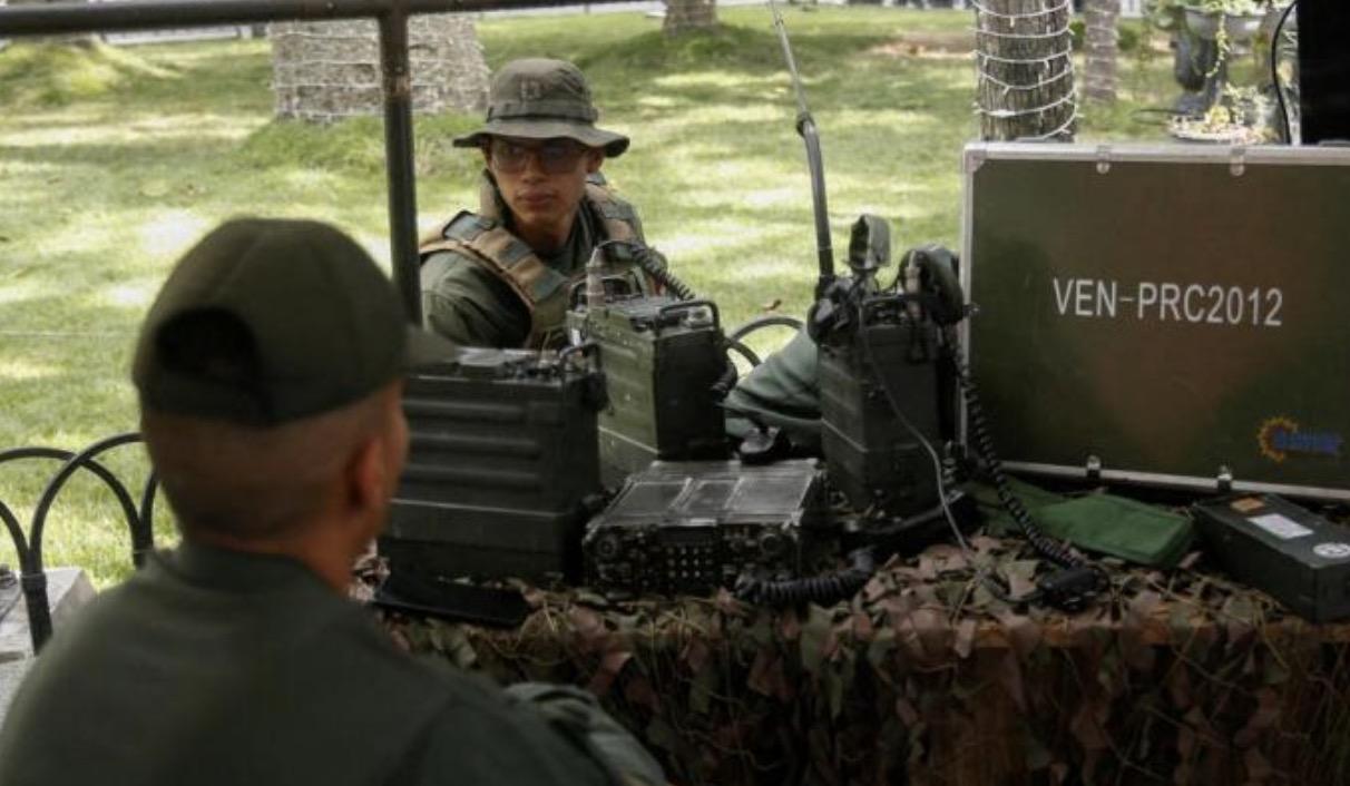 【委内瑞拉赌命备战】面对美国航母压境与军事威胁，深陷困境的委内瑞拉正押注于一场绝