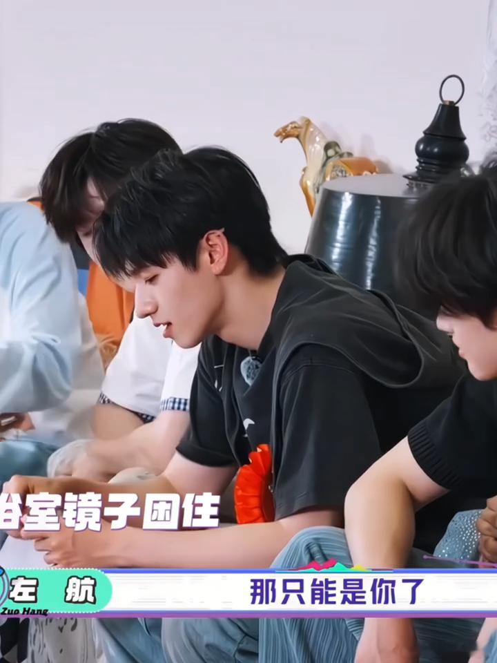 朱志鑫长成这样很难不爱上自己朱志鑫是自己的颜粉谁能理解！朱志鑫从小就爱对着反光物