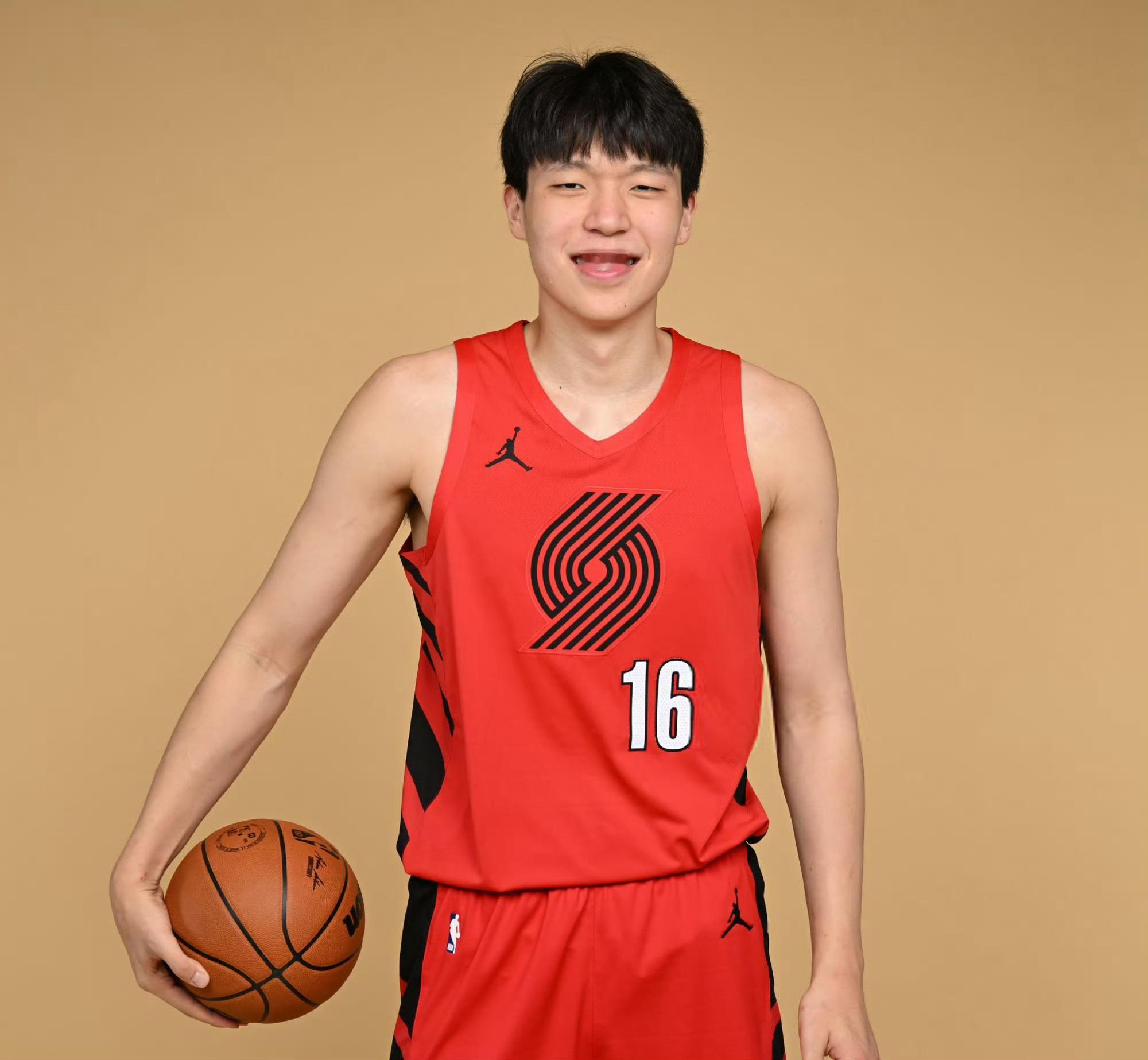 据NBA记者Ben Golliver报道，自杨瀚森选秀以来，开拓者队的周边销售额