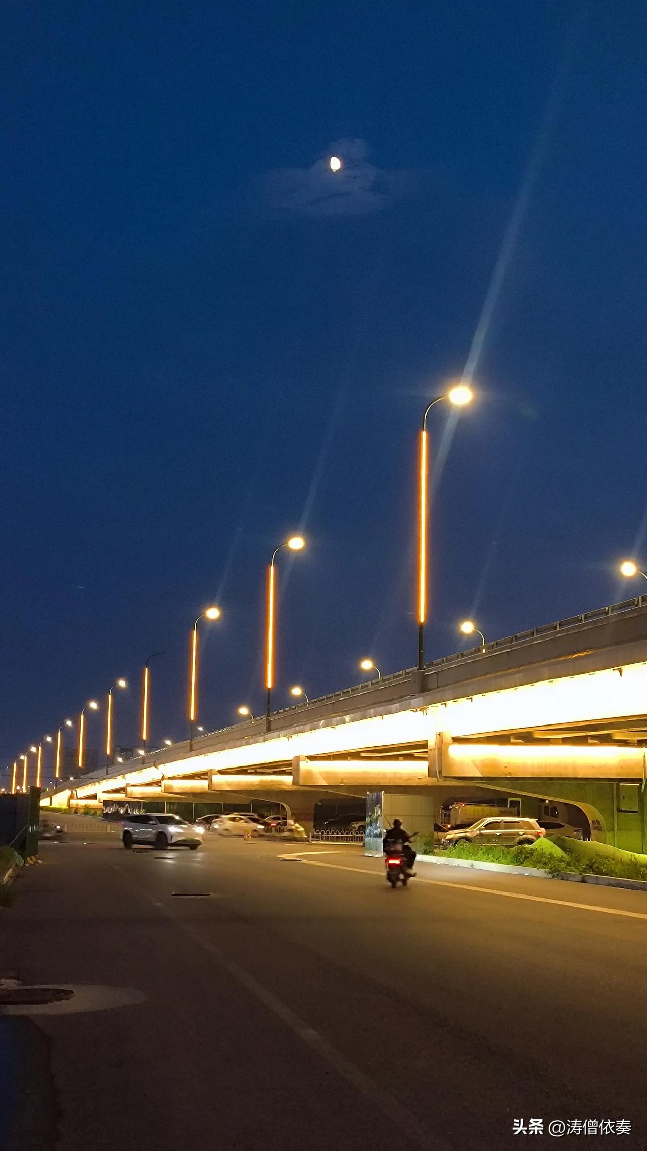夜空中的月亮美不美？当然美！

但保定东二环快速路的夜景，更美！