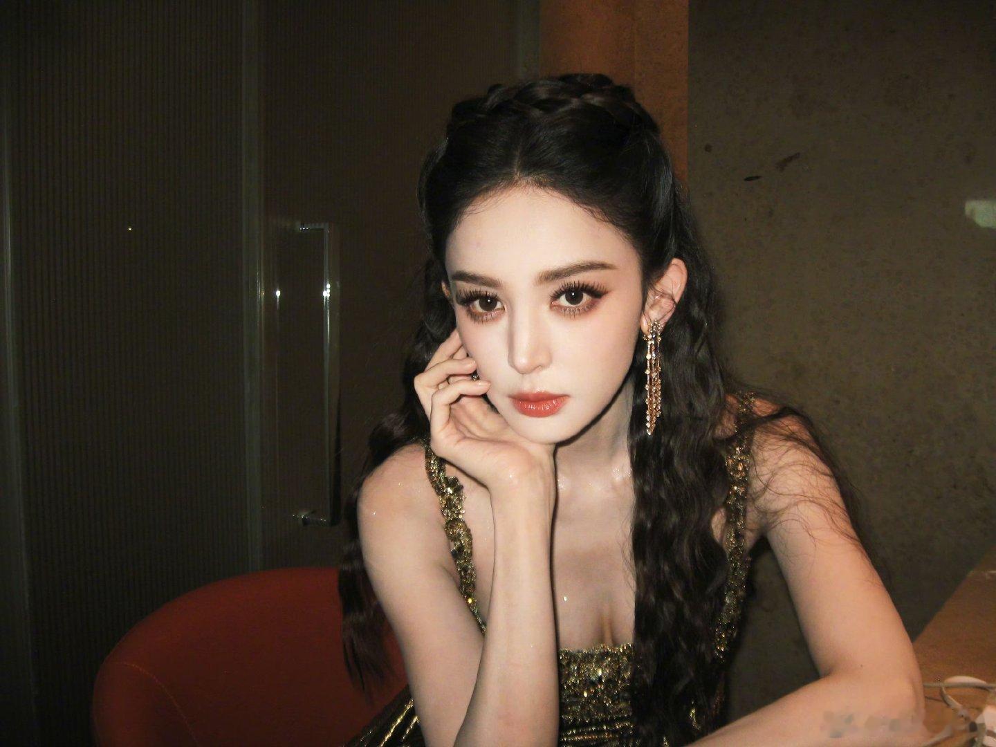 娜扎回应摔倒 娜扎回应下台摔倒娜扎下台摔倒，本人回应说脚没事，瞬间就放心了。今天