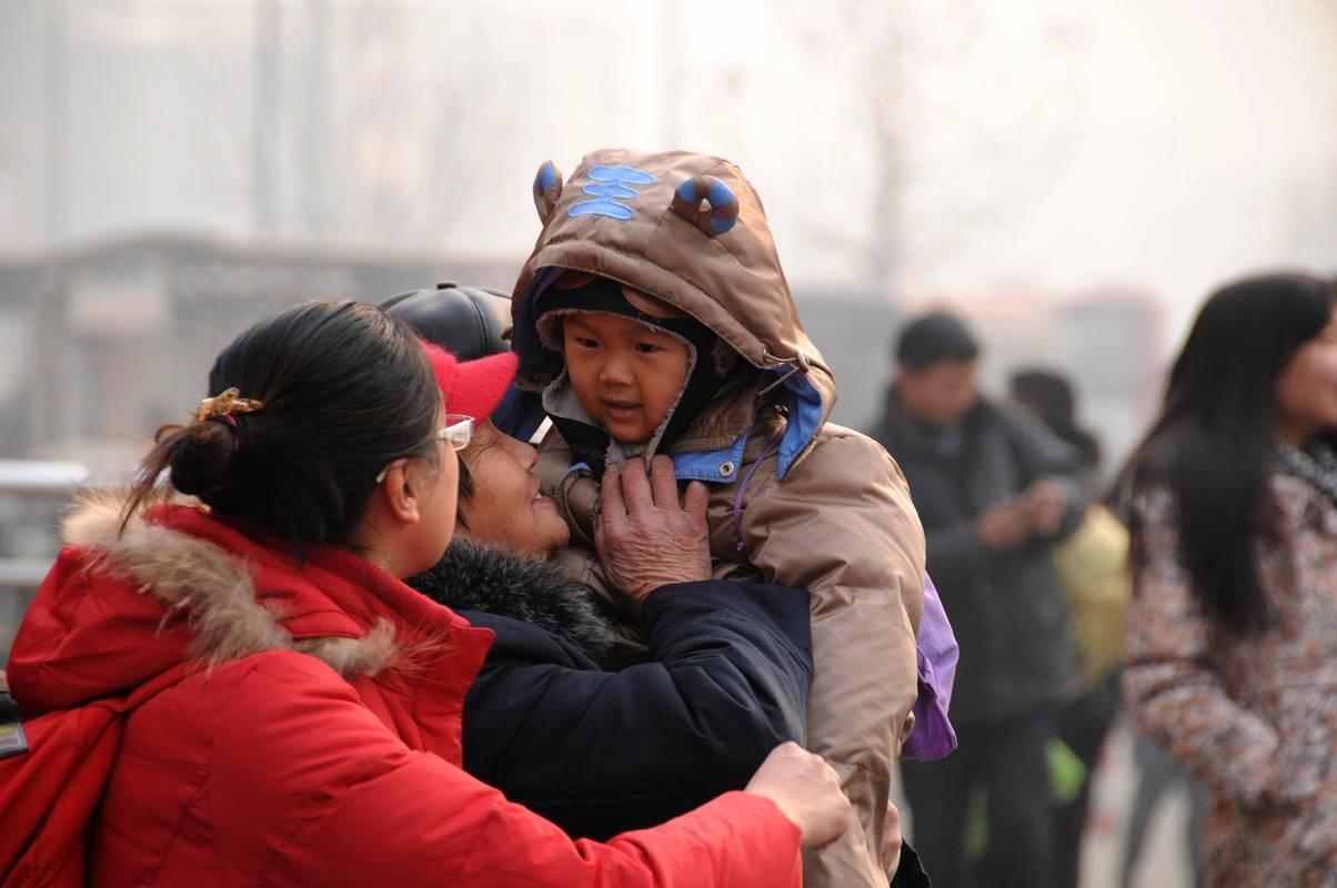 春节刚过完，就要返程了，笑着出门，红着眼离开

今天大年初五，前几天还热热闹闹，