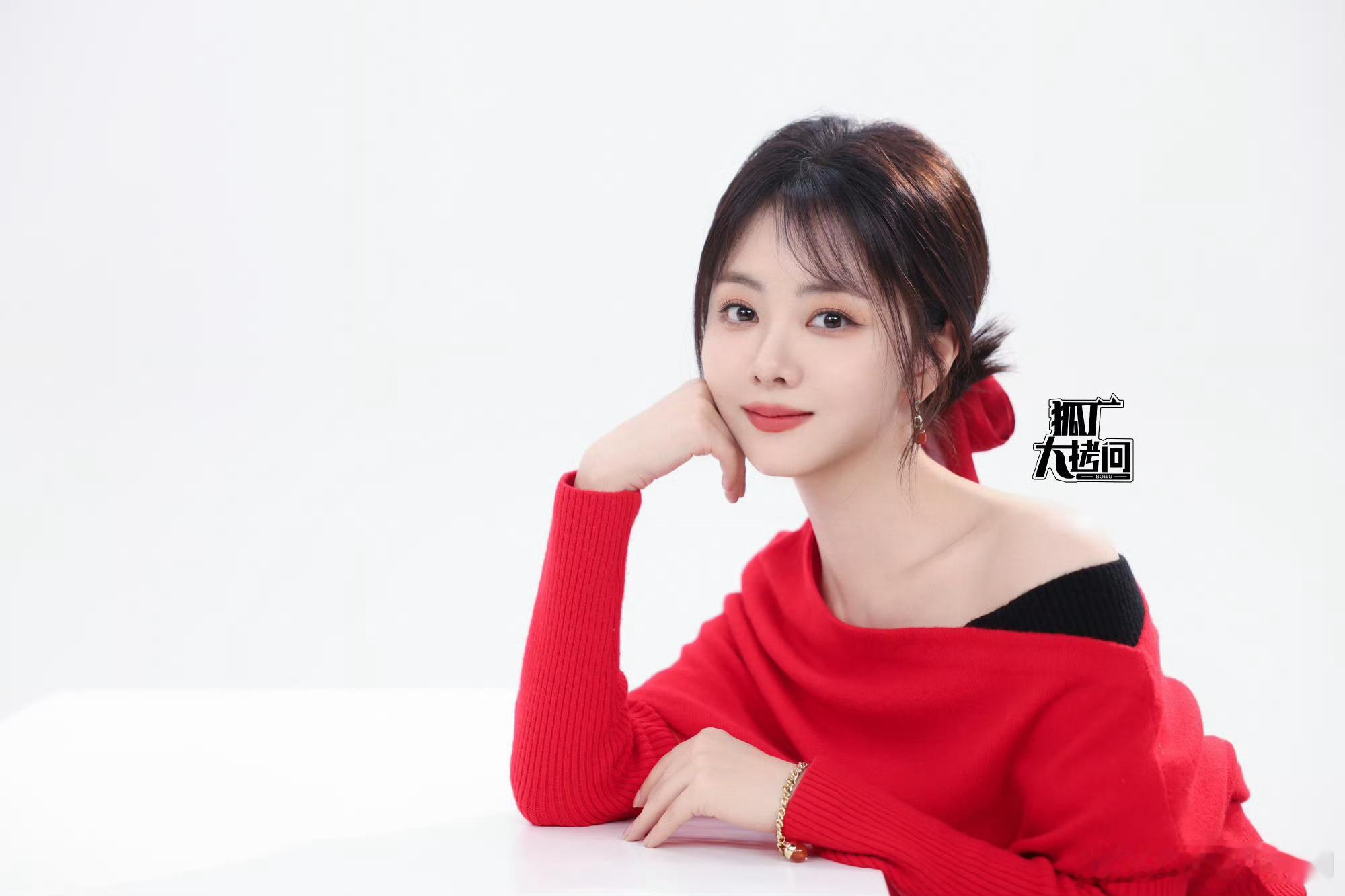 谭松韵水灵灵红彤彤  谭松韵狐厂大拷问预告 谭松韵狐厂大拷问预告，水灵灵红彤彤的