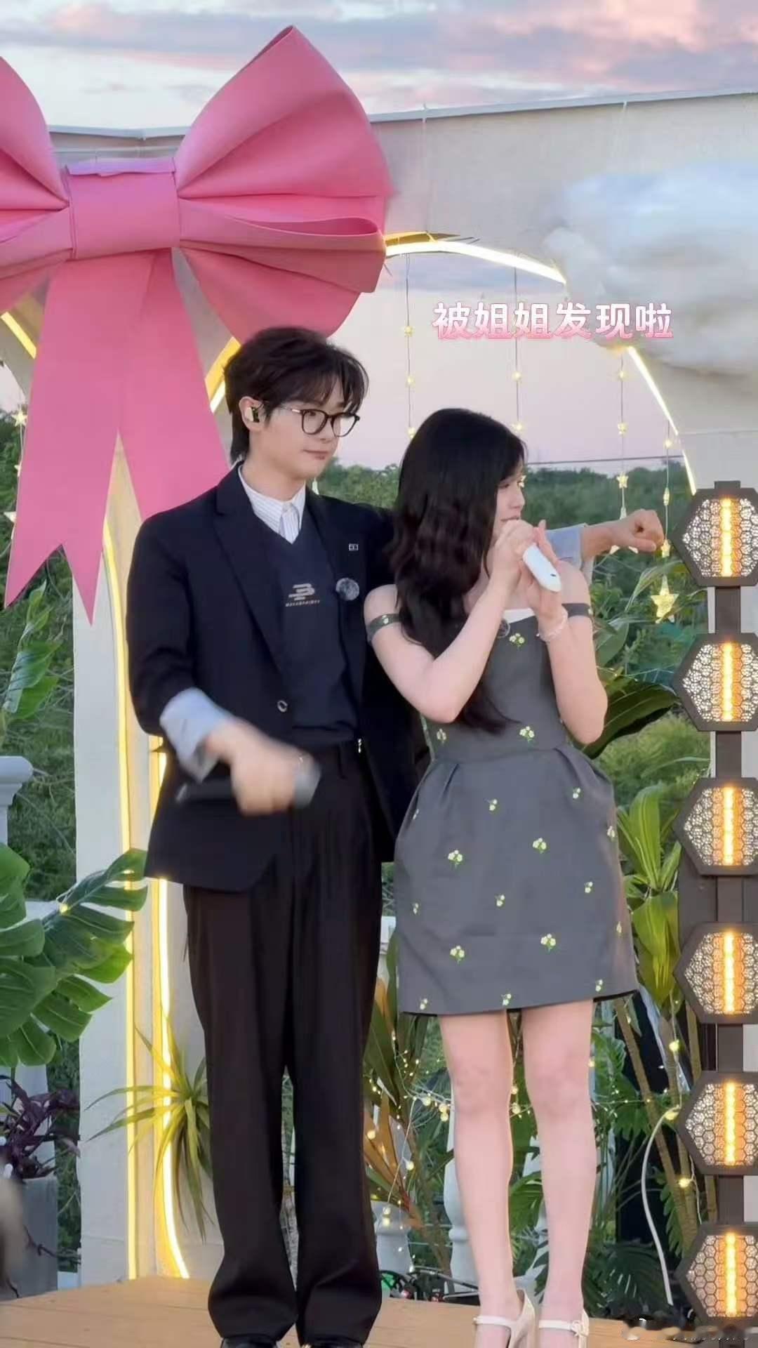 陈妍希小九姐狗味好浓陈妍希举止优雅大方，小九乖巧贴心跟在身旁，适配度直接拉满 