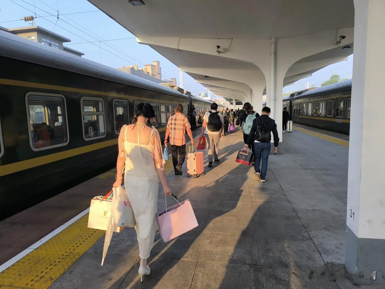 #记录秋日生活点滴#陕西省安康市火车站：下车了，粗一看是件吊带裙，细一看吊带真的