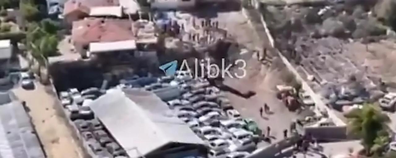 一枚伊朗导弹落在以色列阿什凯隆爆炸，导致现场一堆汽车被弹头爆炸的破片和冲击波损毁