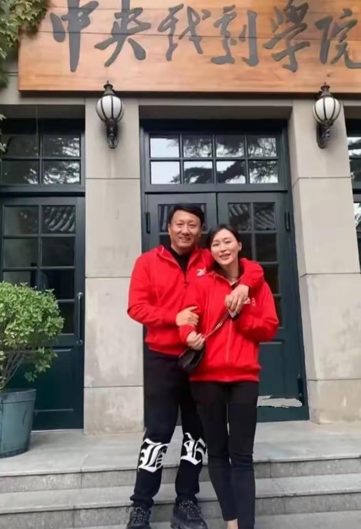 万万没想到他俩是一对明星夫妻！以前经常在影视剧里看到二人搭档，一直没联想到是一家